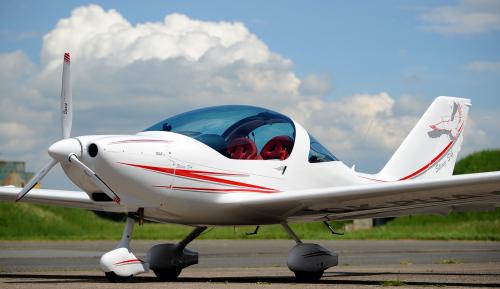 Let lietadlom. Vyskúšajte si aké je to byť na chvíľku pilotom! Atraktívny adrenalínový darček iba za 59 EUR.